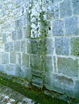 Usellus (Oristano), �glise de Santa Reparata, ext�rieur: d�tail du pilastre du mur lat�ral